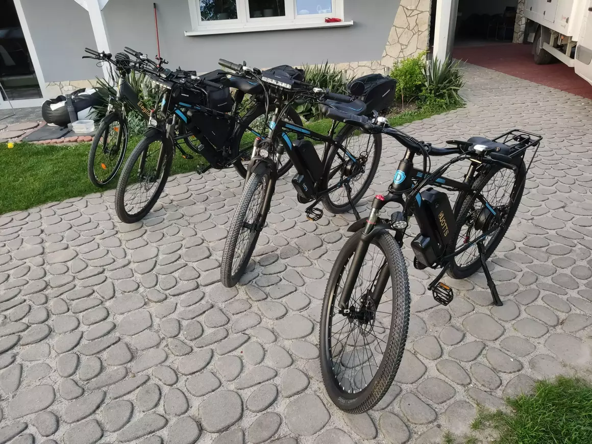 4 electric bikes including 3 Duotts C29 electric bikes with a house in the background