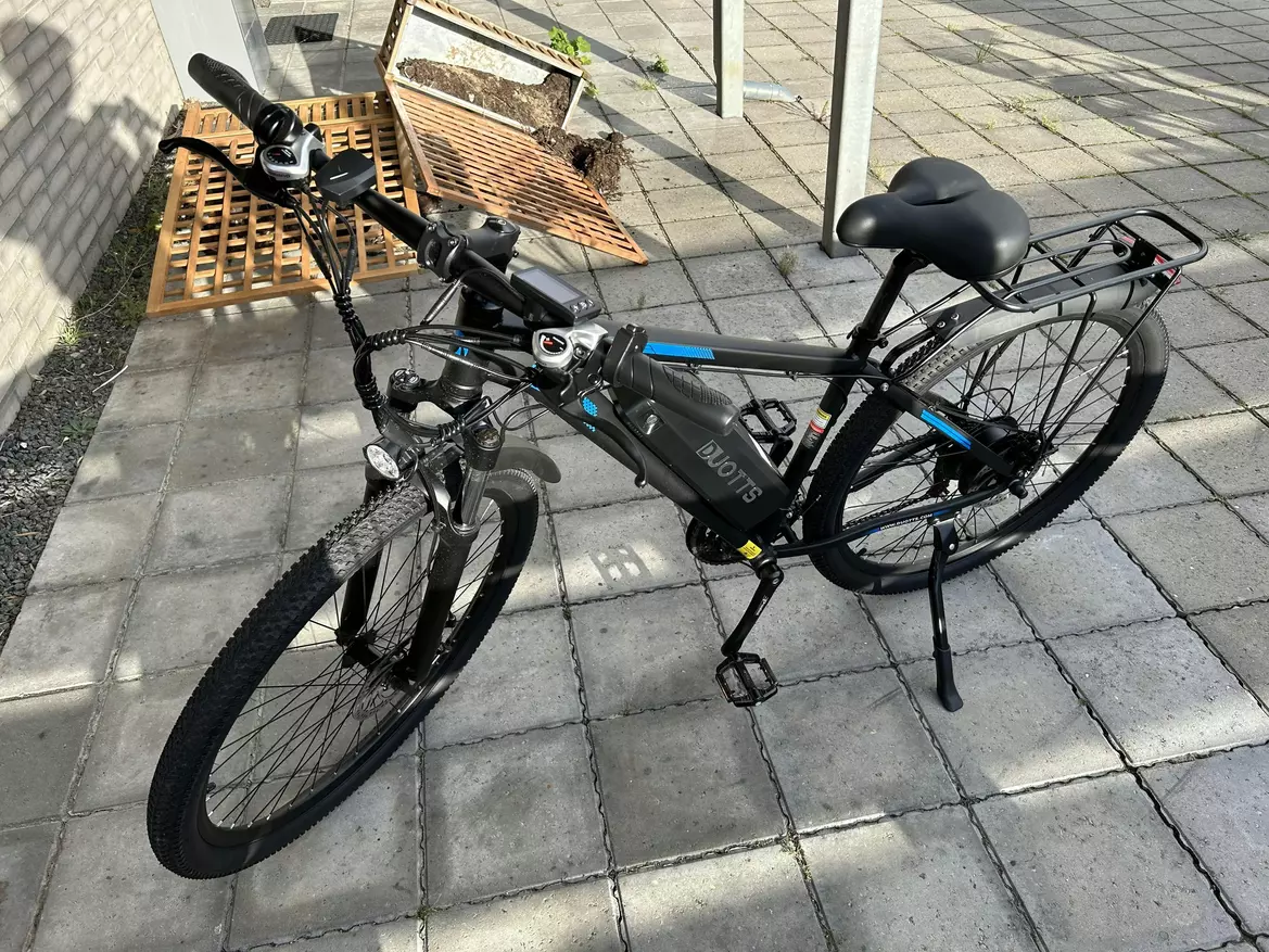 A Duotts C29 electric bike in low-angle view on concrete